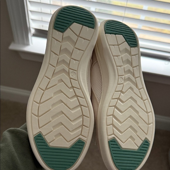 Hurley Women's Cream and Mint Sneakers - Picture 3 of 3